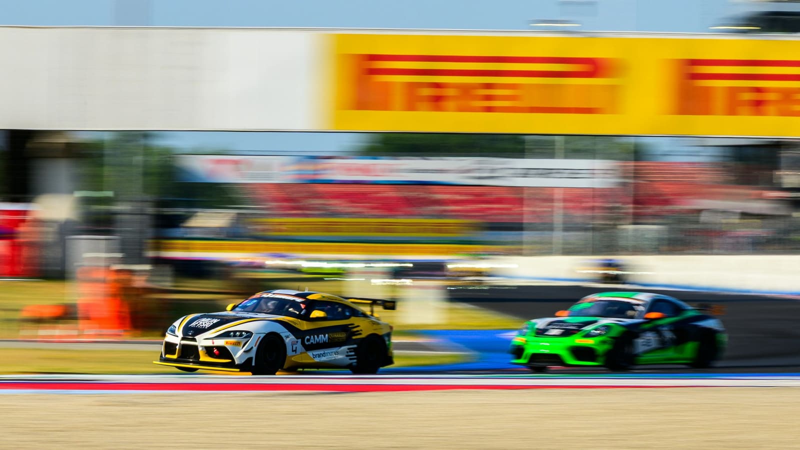 Het GT4-veld op snelheid langs de Pirelli-borden