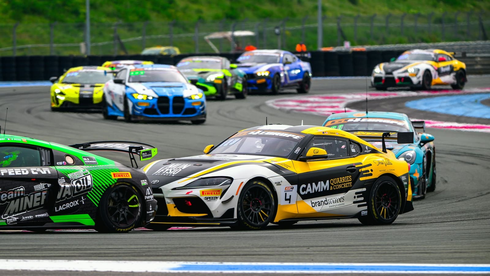 De Supra tussen het GT4-veld op Paul Ricard