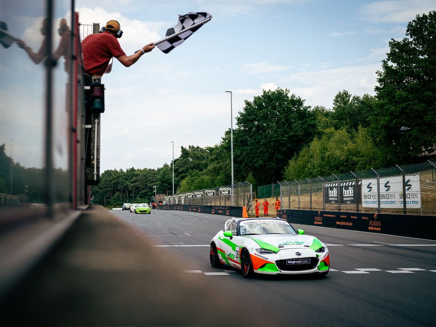 De Mazda MX-5 onder de geblokte vlag