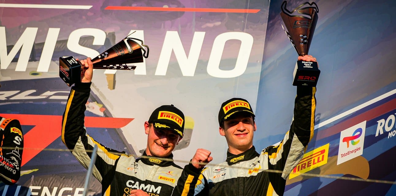 Mees Houben en Lachlan Evennett met hun bekers op het podium van Misano