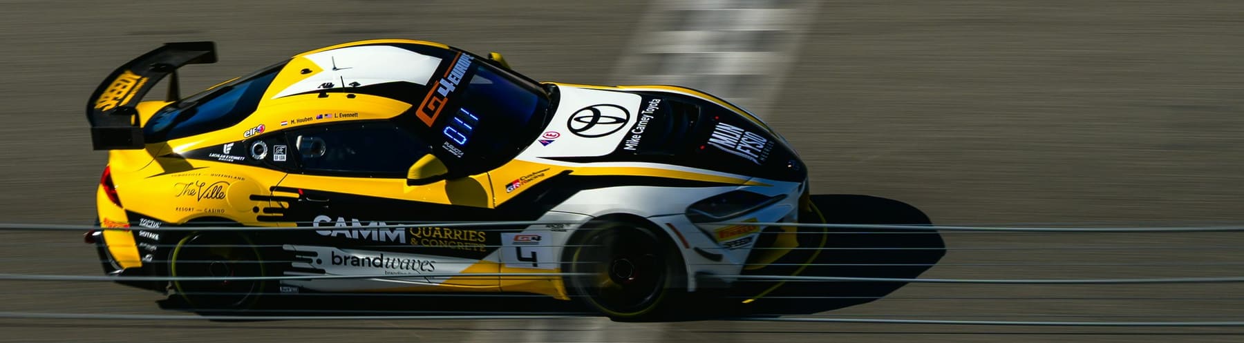 De Toyota GR Supra GT4 EVO2 met startnummer 4 in volle vaart